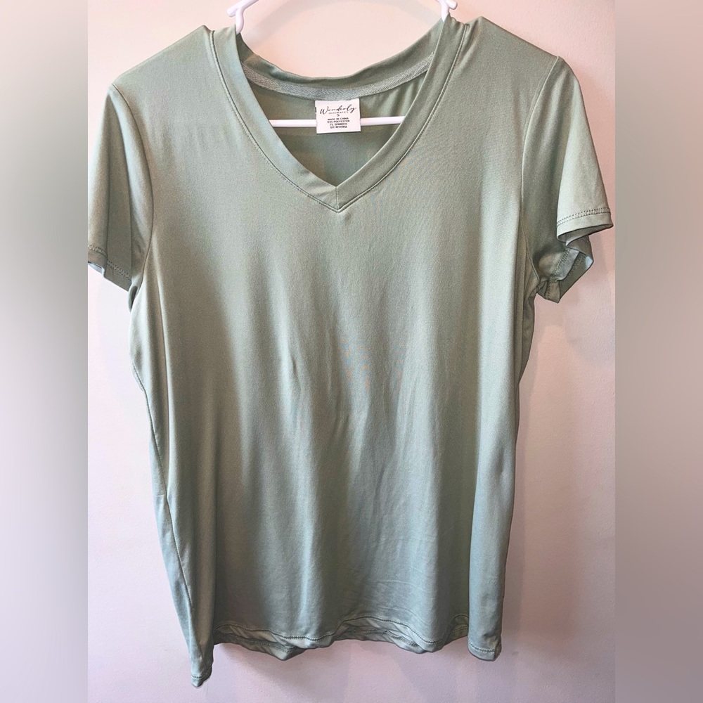 💚Green Wonderly T-shirt.
